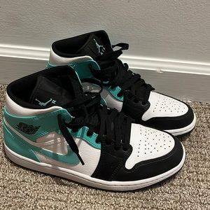 Nike Air Jordan 1 Mid “Tropical Green”